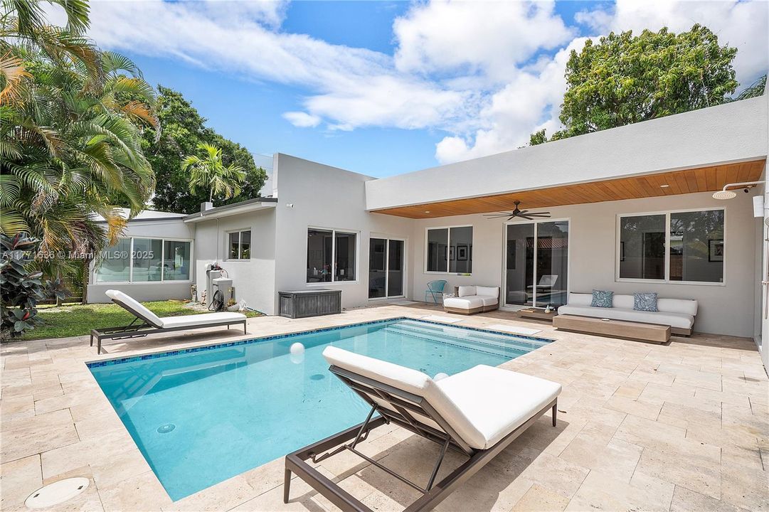 Vendido Recientemente: $1,550,000 (3 camas, 2 baños, 2242 Pies cuadrados)