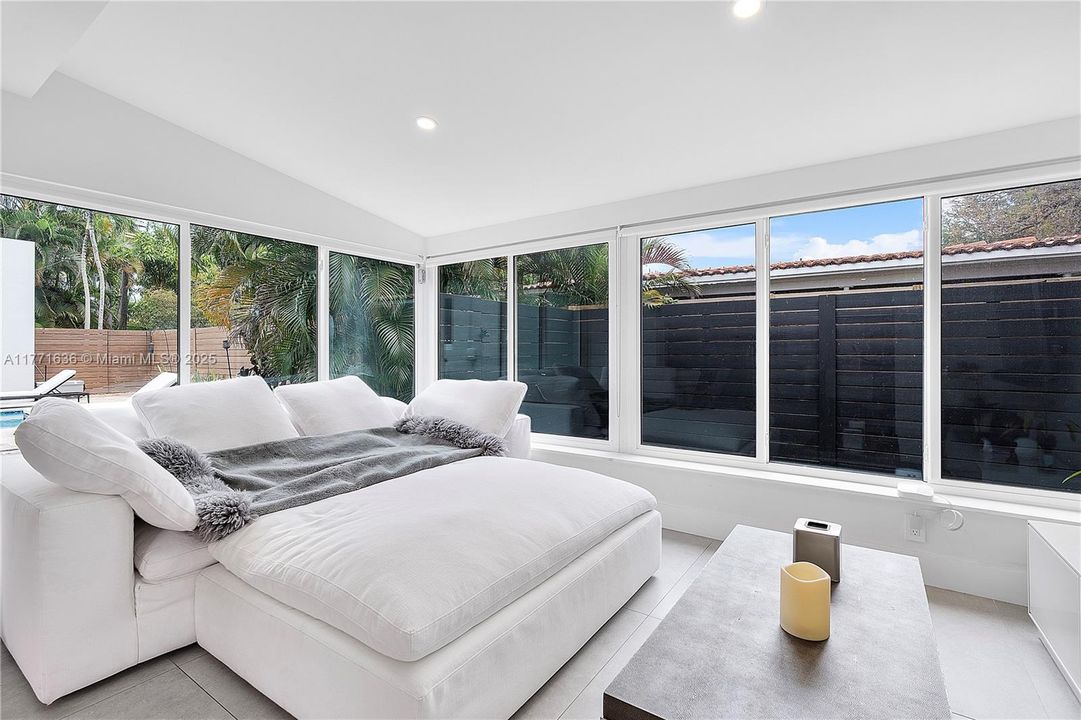 Vendido Recientemente: $1,550,000 (3 camas, 2 baños, 2242 Pies cuadrados)