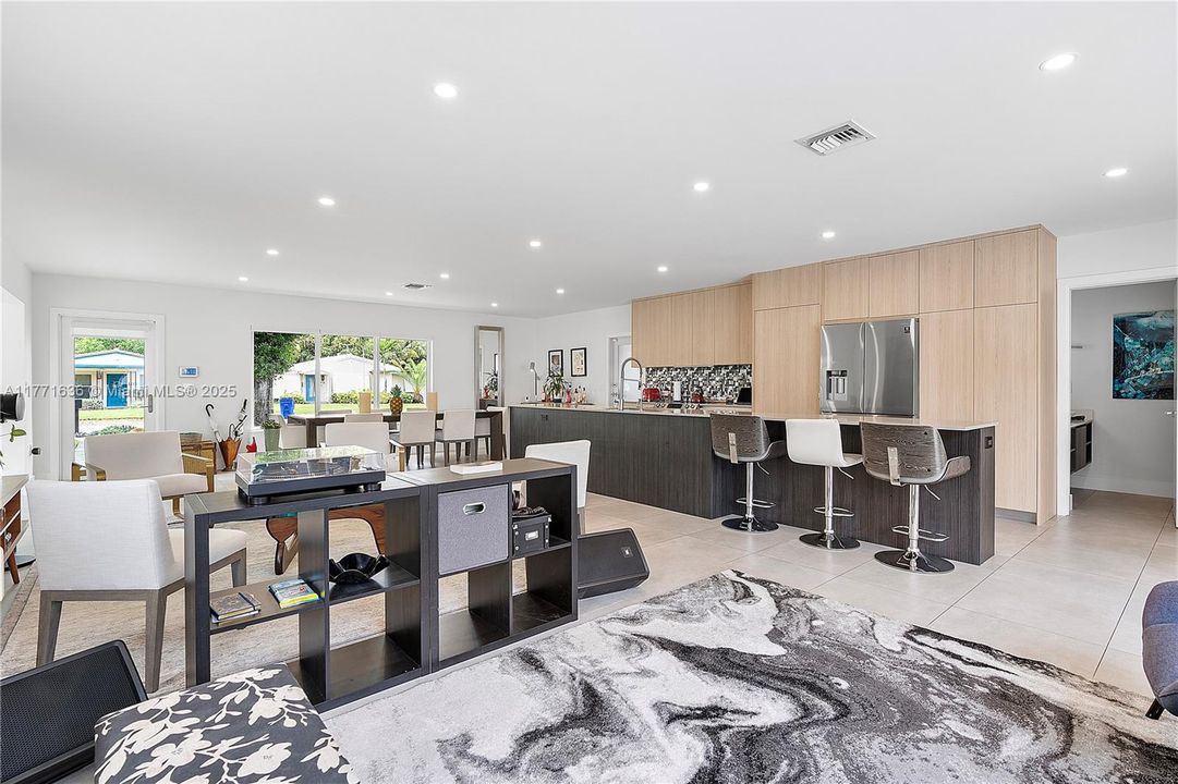 Vendido Recientemente: $1,550,000 (3 camas, 2 baños, 2242 Pies cuadrados)