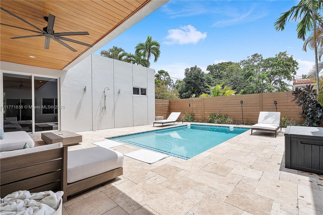 Vendido Recientemente: $1,550,000 (3 camas, 2 baños, 2242 Pies cuadrados)