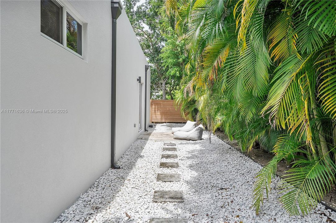 Vendido Recientemente: $1,550,000 (3 camas, 2 baños, 2242 Pies cuadrados)