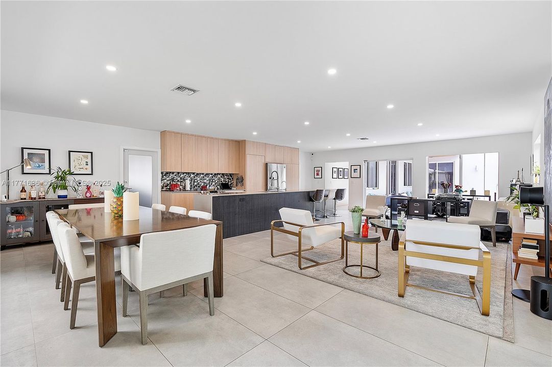 Vendido Recientemente: $1,550,000 (3 camas, 2 baños, 2242 Pies cuadrados)