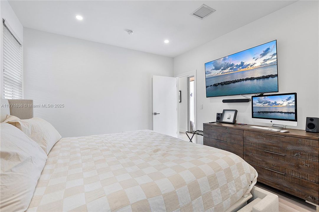 Vendido Recientemente: $1,550,000 (3 camas, 2 baños, 2242 Pies cuadrados)