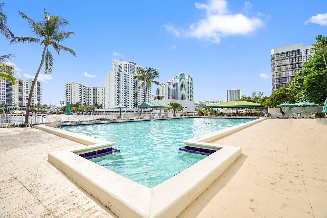 Recently Rented: $3,000 (2 beds, 2 baths, 1430 Square Feet)