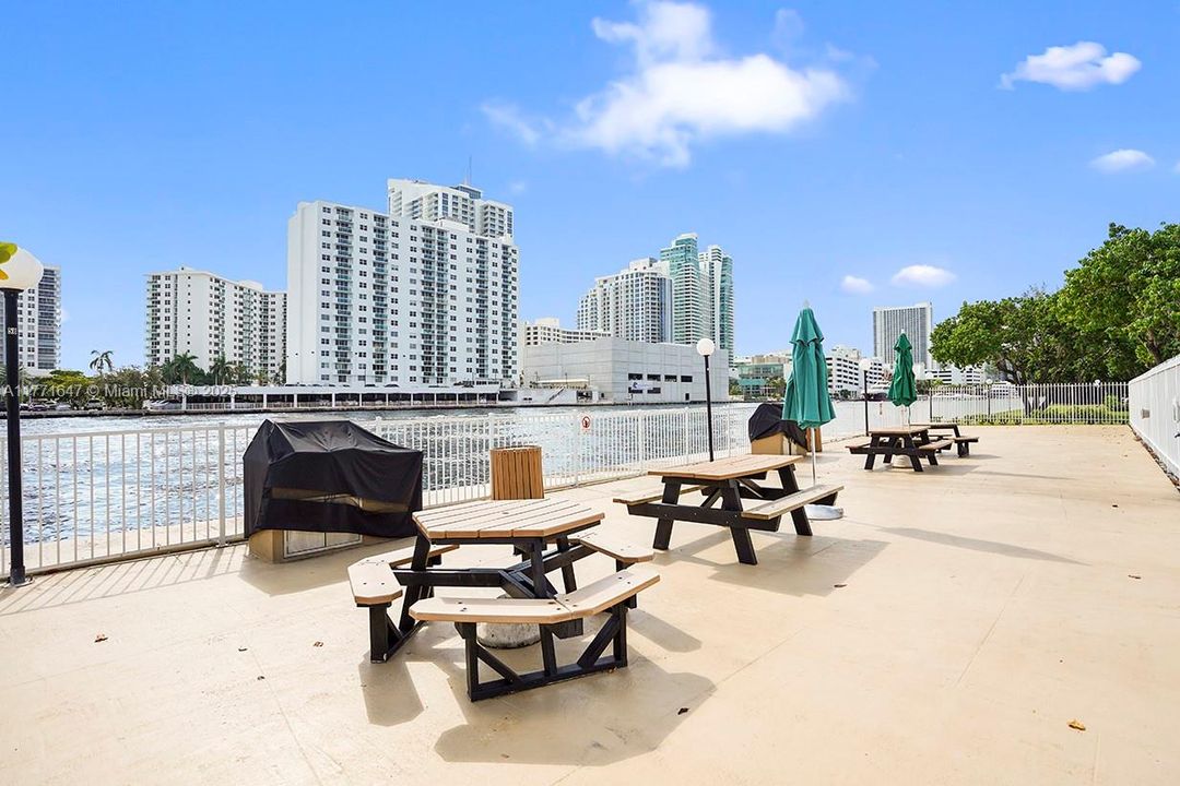 Recently Rented: $3,000 (2 beds, 2 baths, 1430 Square Feet)