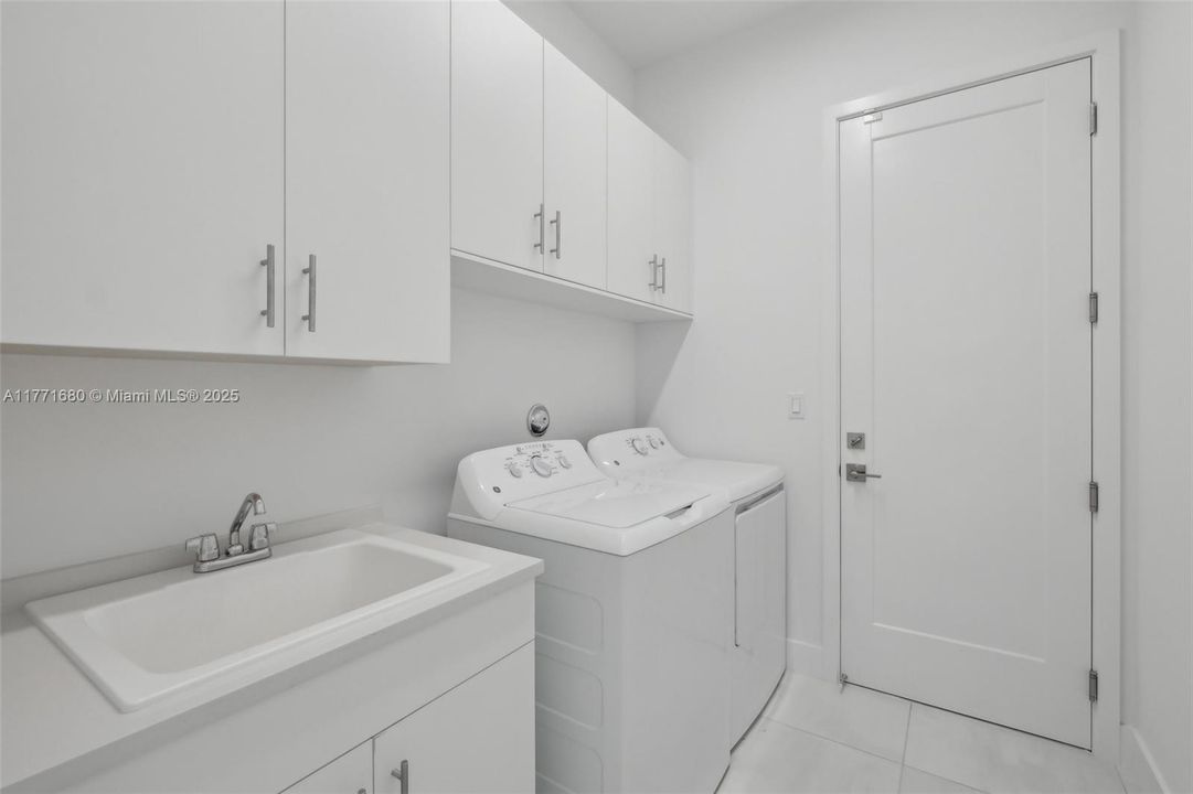 Recently Rented: $6,000 (3 beds, 3 baths, 2464 Square Feet)