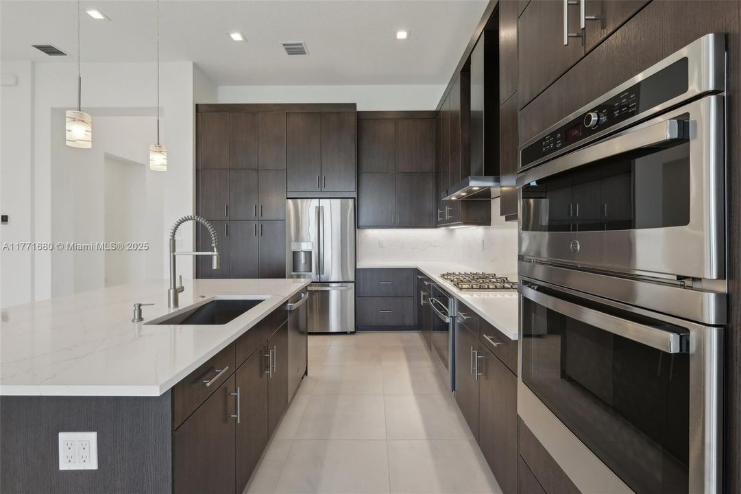 Recently Rented: $6,000 (3 beds, 3 baths, 2464 Square Feet)