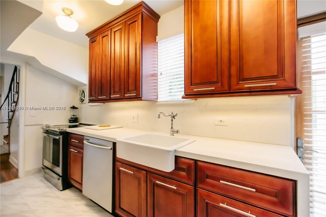 Recientemente alquilado: $5,300 (3 camas, 3 baños, 1680 Pies cuadrados)