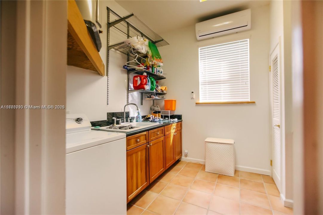 Recientemente alquilado: $5,300 (3 camas, 3 baños, 1680 Pies cuadrados)