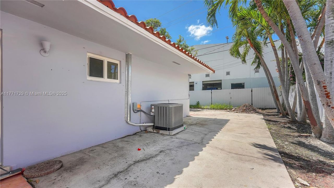 Recently Rented: $3,550 (3 beds, 2 baths, 2385 Square Feet)