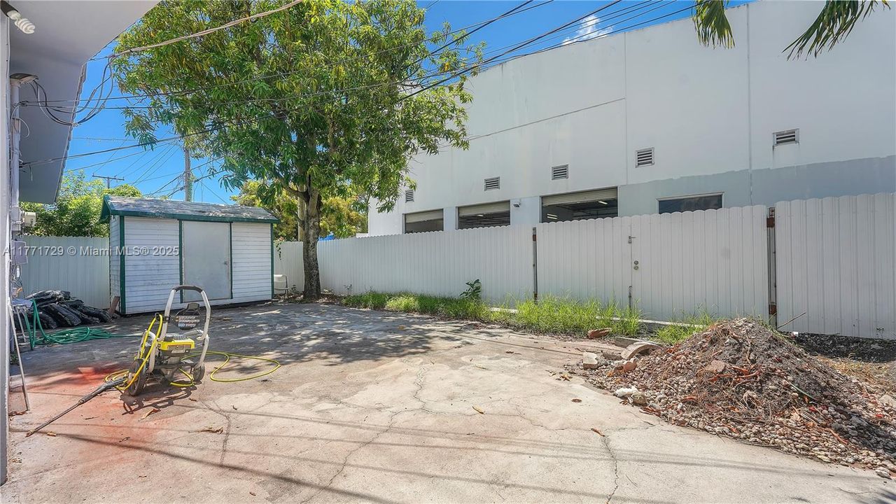 Recently Rented: $3,550 (3 beds, 2 baths, 2385 Square Feet)