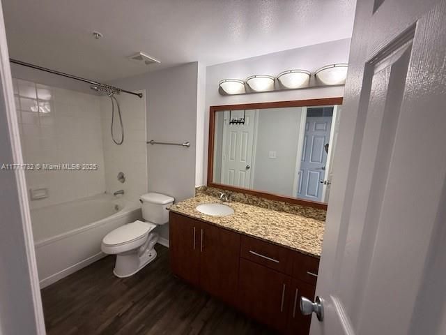 Recientemente alquilado: $2,450 (2 camas, 2 baños, 1130 Pies cuadrados)