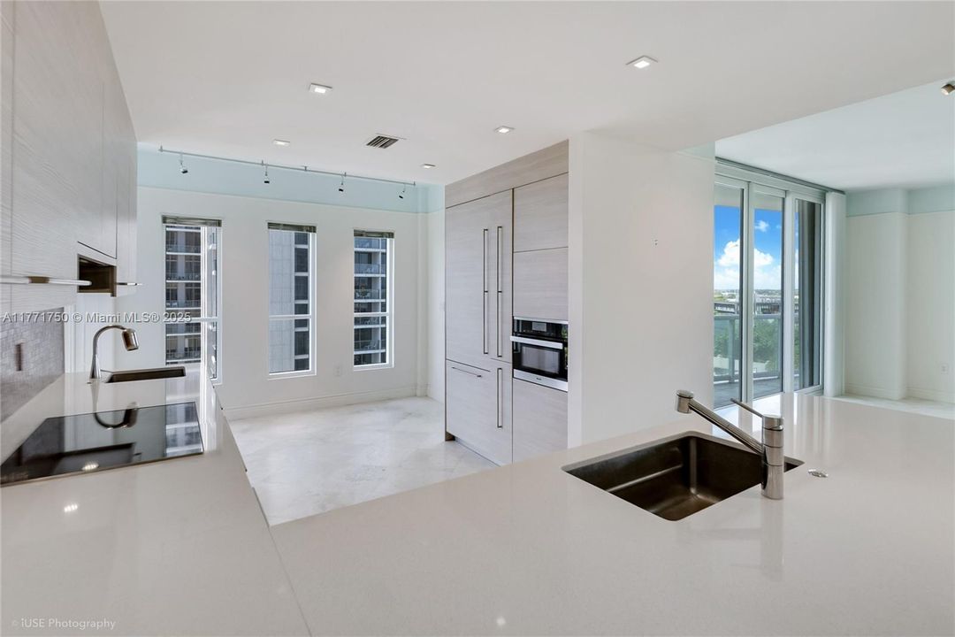 Недавно продано: $2,100,000 (2 спален, 2 ванн, 1910 Квадратных фут)