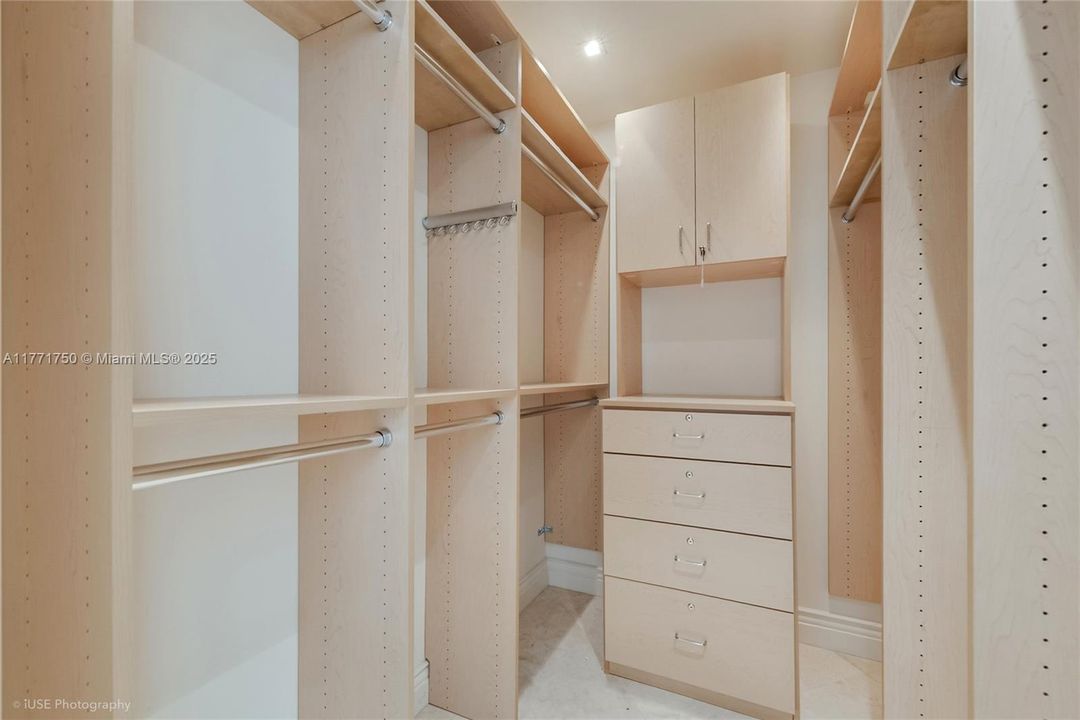 Недавно продано: $2,100,000 (2 спален, 2 ванн, 1910 Квадратных фут)