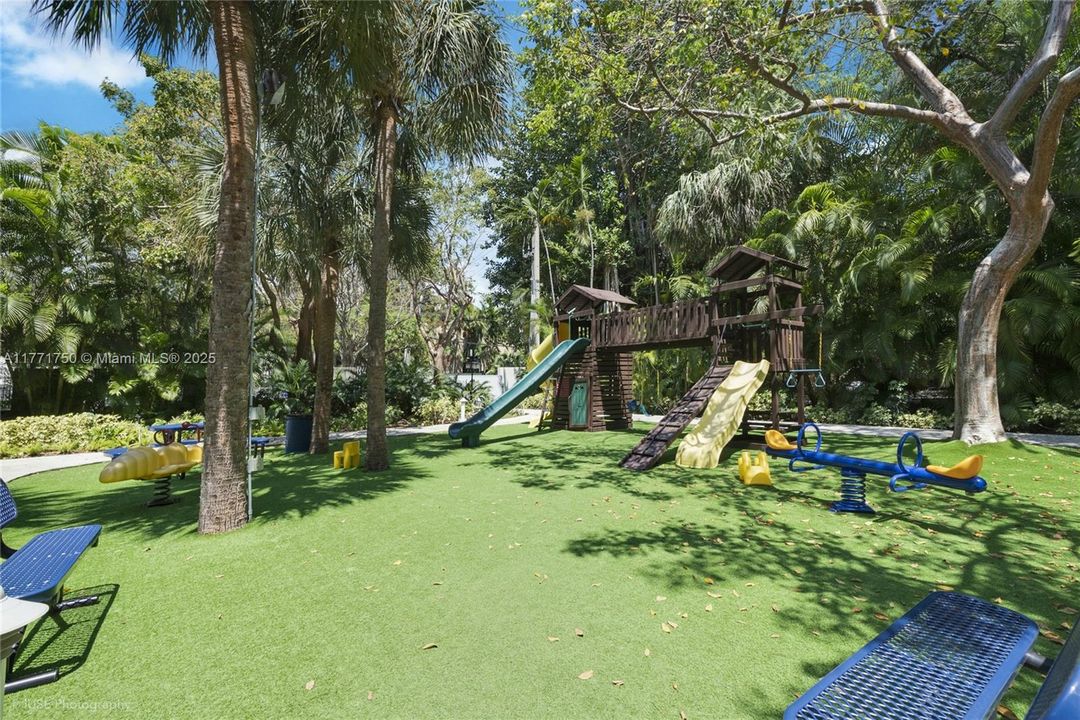 Недавно продано: $2,100,000 (2 спален, 2 ванн, 1910 Квадратных фут)