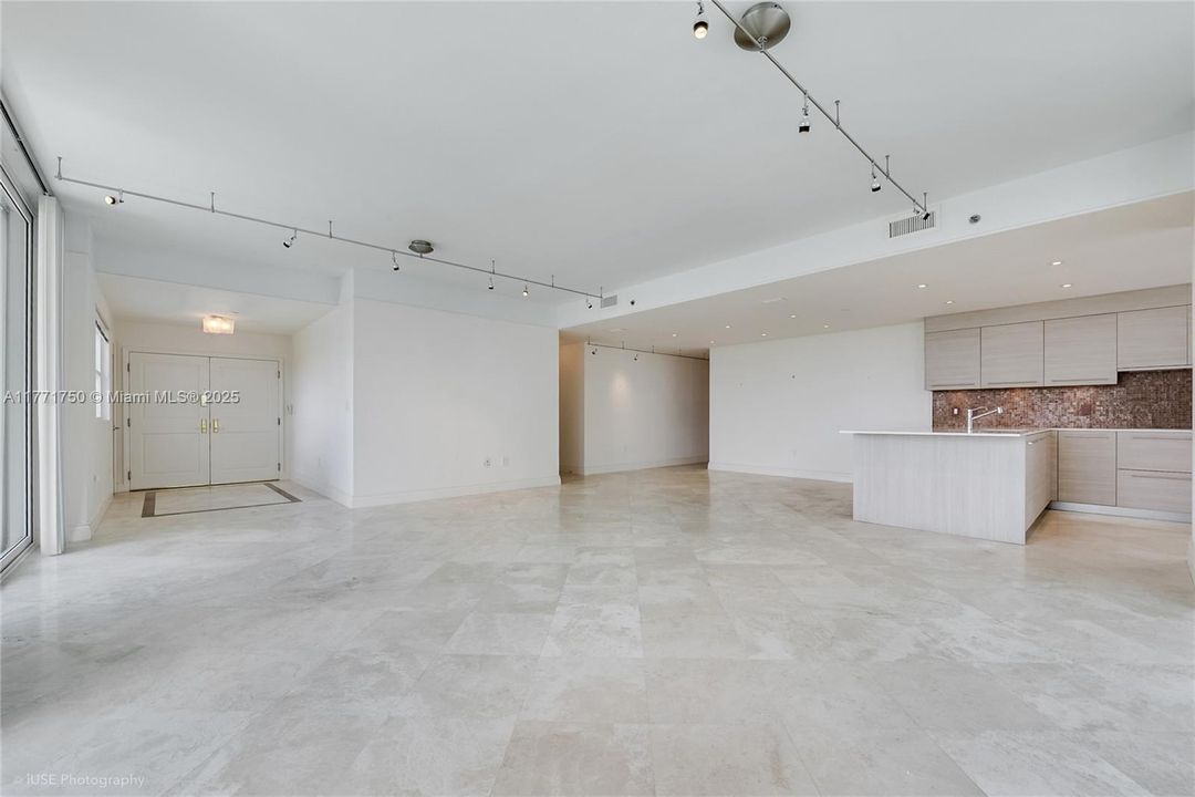 Недавно продано: $2,100,000 (2 спален, 2 ванн, 1910 Квадратных фут)