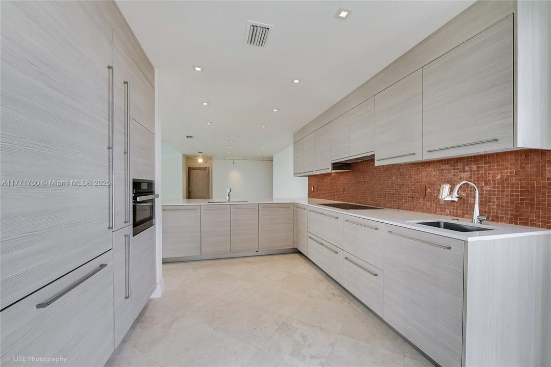 Недавно продано: $2,100,000 (2 спален, 2 ванн, 1910 Квадратных фут)