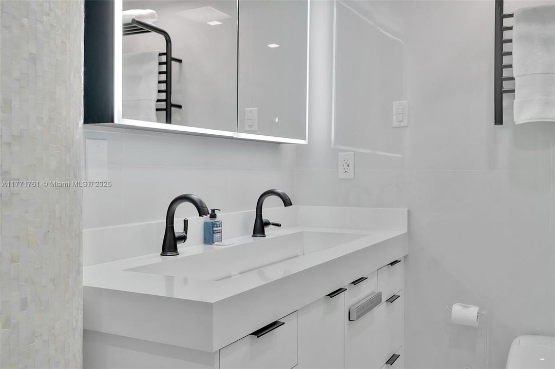 For Rent: $4,000 (1 beds, 1 baths, 745 Square Feet)