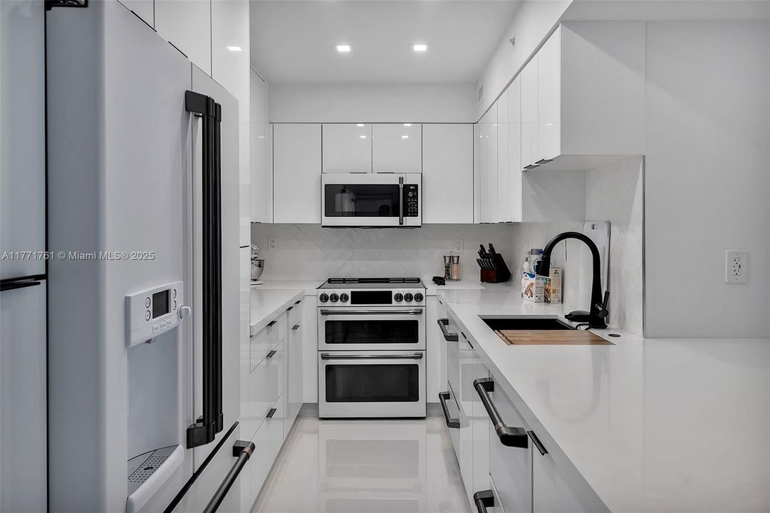 For Rent: $4,000 (1 beds, 1 baths, 745 Square Feet)