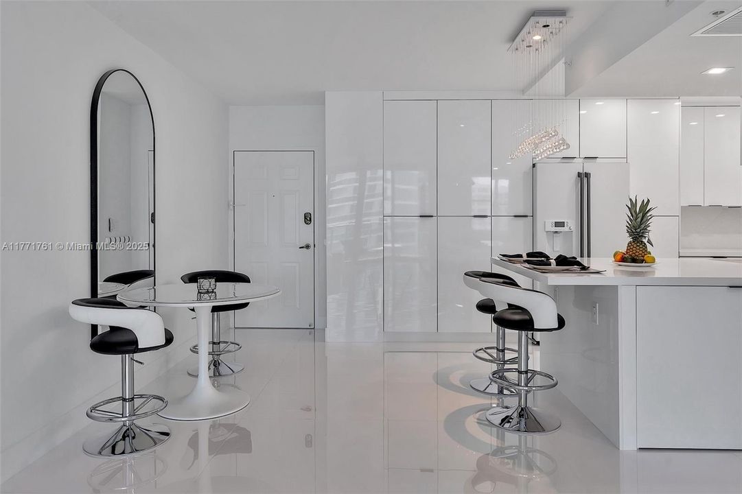 For Rent: $4,000 (1 beds, 1 baths, 745 Square Feet)