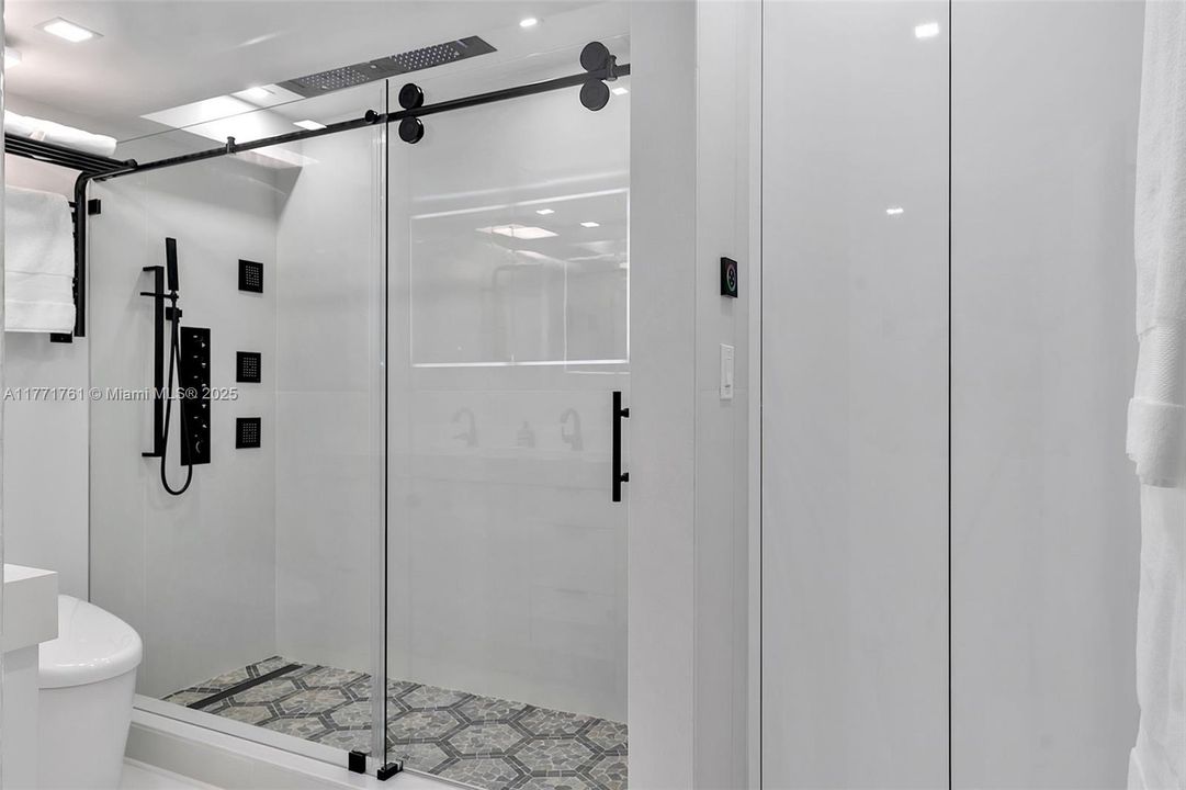 For Rent: $4,000 (1 beds, 1 baths, 745 Square Feet)