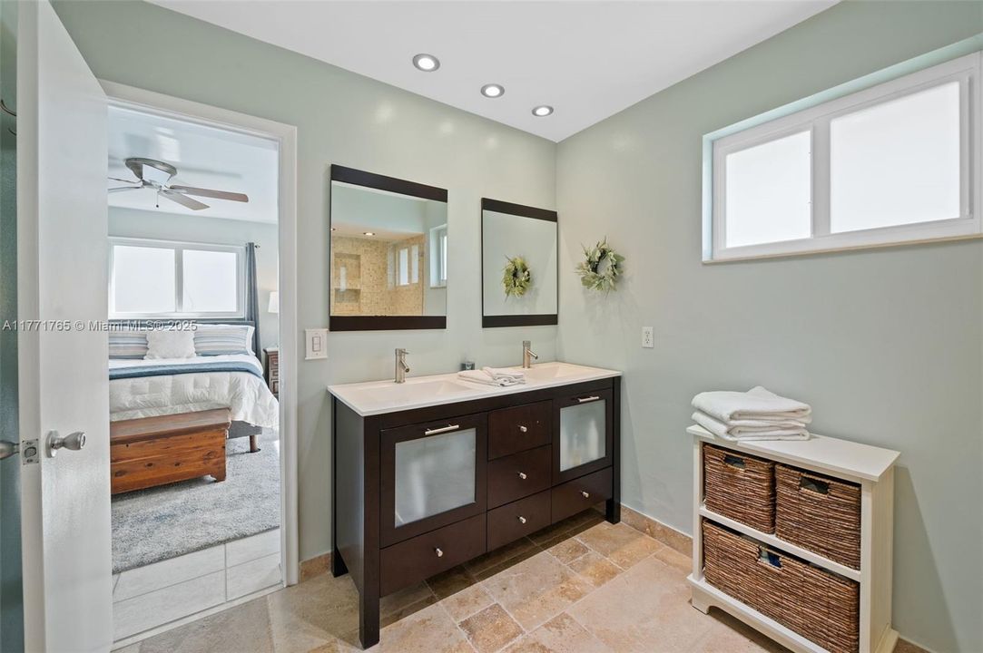 Recently Sold: $1,250,000 (3 beds, 2 baths, 2101 Square Feet)