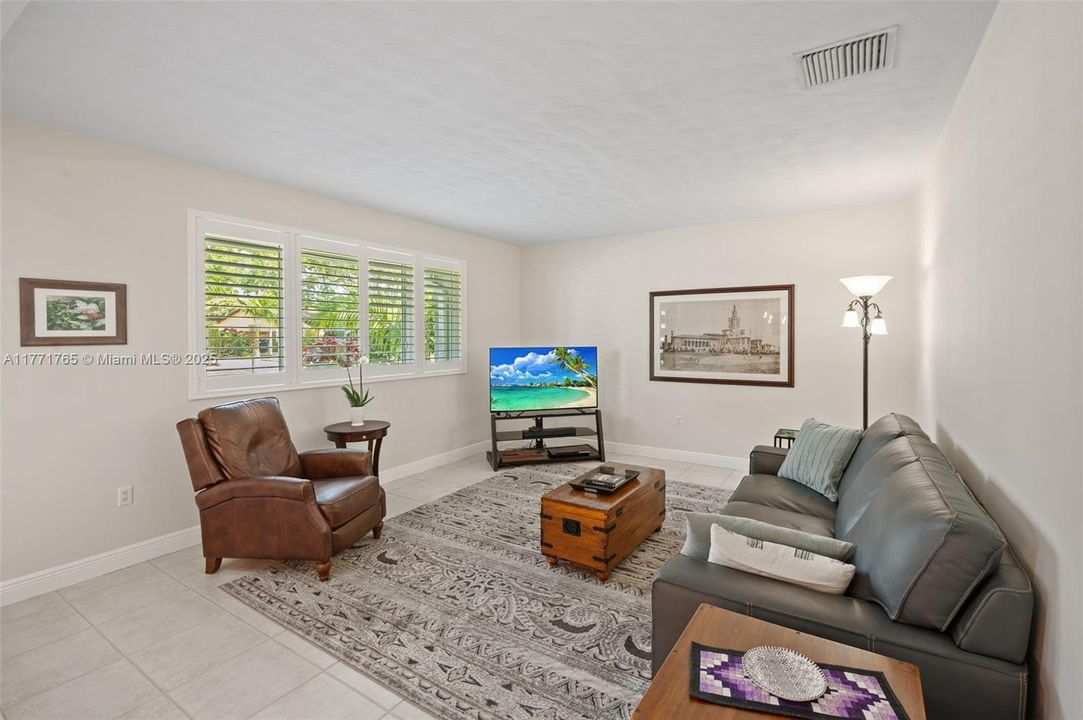 Recently Sold: $1,250,000 (3 beds, 2 baths, 2101 Square Feet)