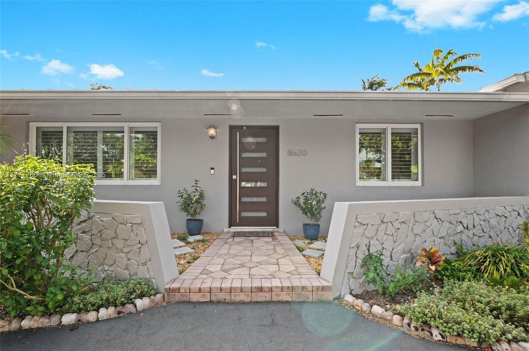 Recently Sold: $1,250,000 (3 beds, 2 baths, 2101 Square Feet)