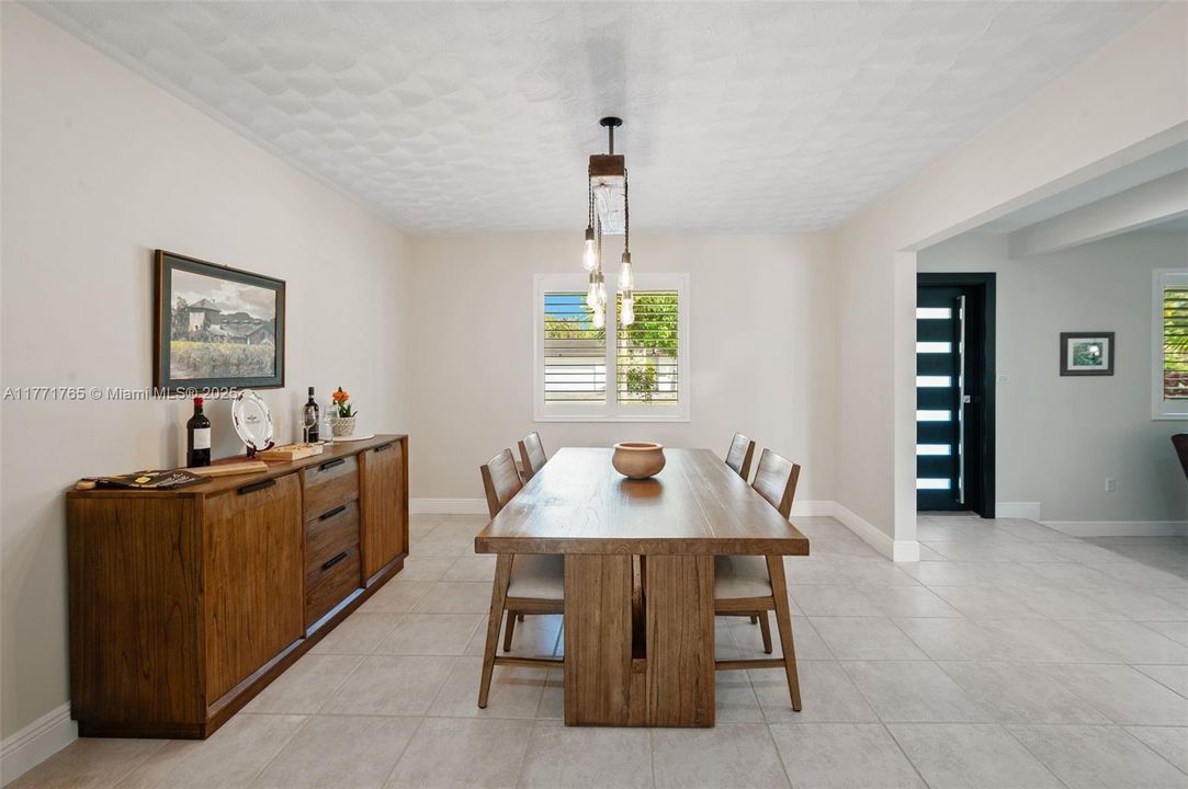 Recently Sold: $1,250,000 (3 beds, 2 baths, 2101 Square Feet)