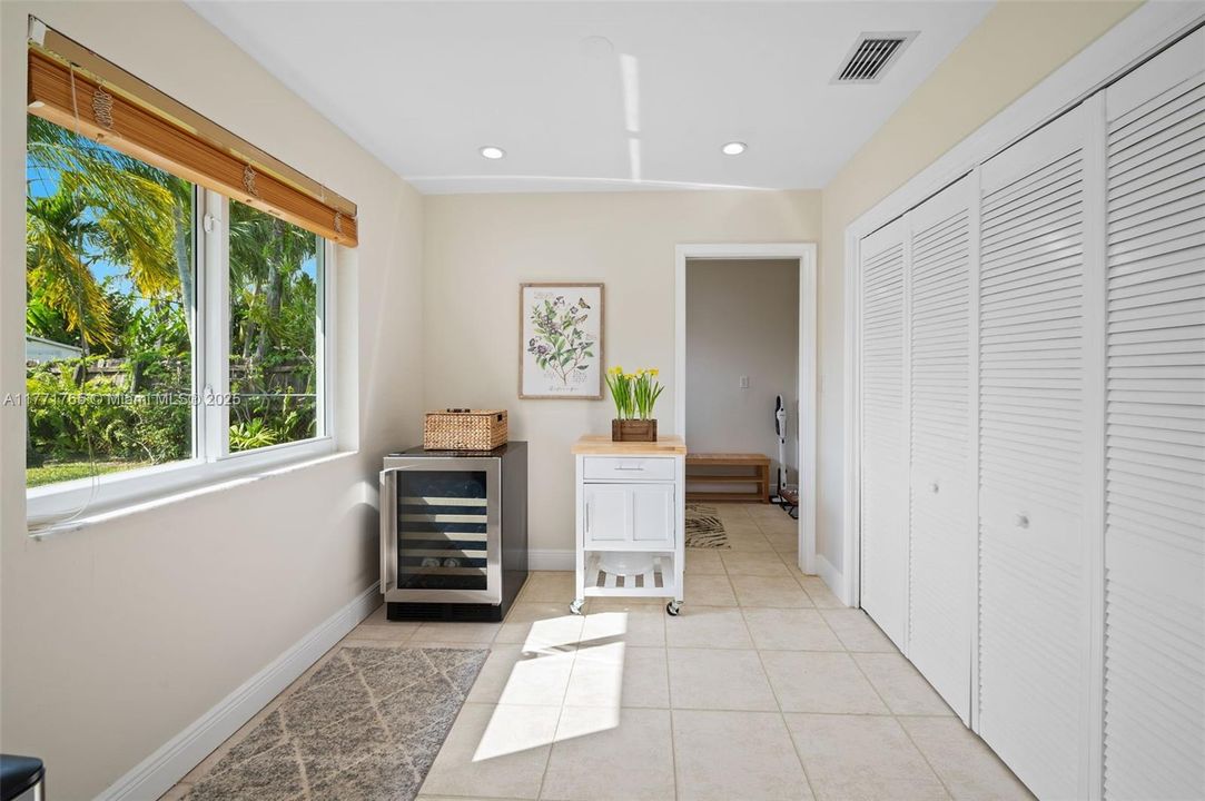 Recently Sold: $1,250,000 (3 beds, 2 baths, 2101 Square Feet)