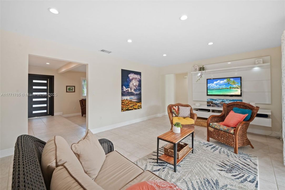 Recently Sold: $1,250,000 (3 beds, 2 baths, 2101 Square Feet)