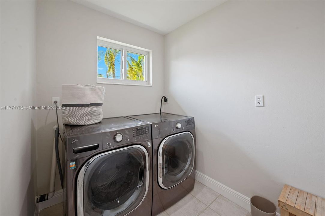 Recently Sold: $1,250,000 (3 beds, 2 baths, 2101 Square Feet)