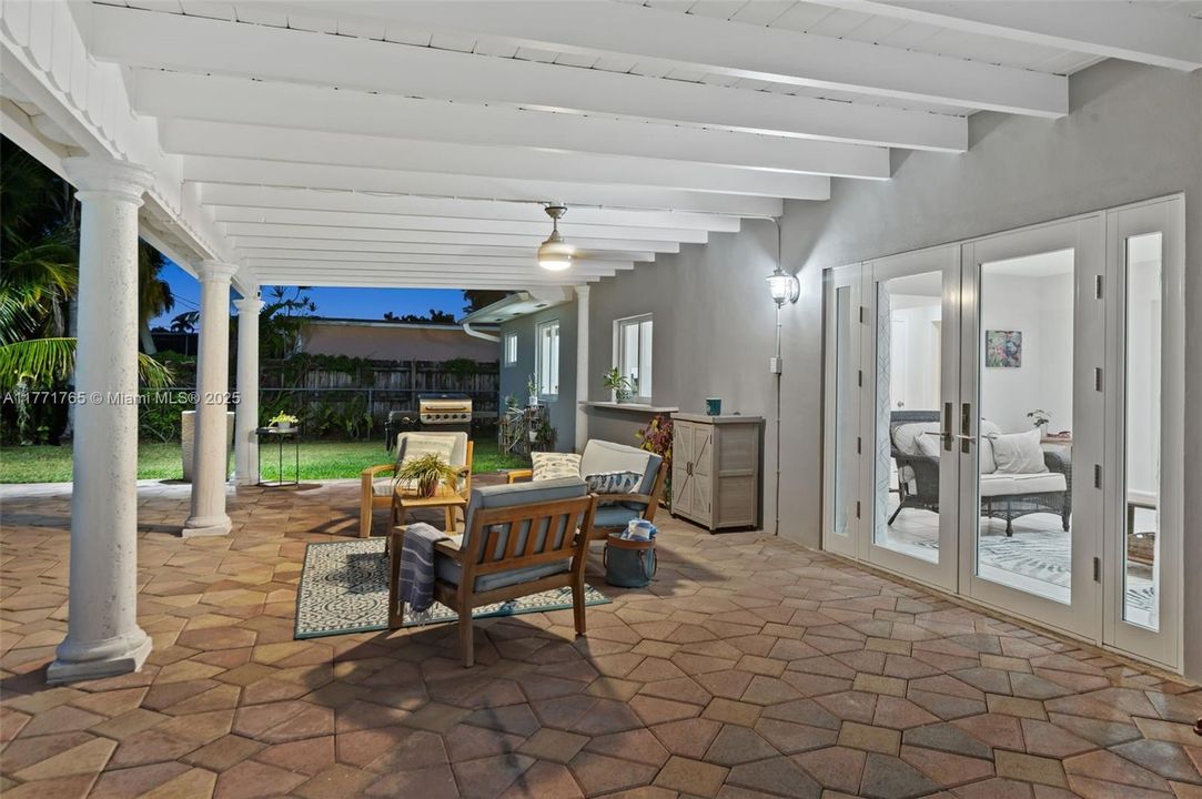 Recently Sold: $1,250,000 (3 beds, 2 baths, 2101 Square Feet)