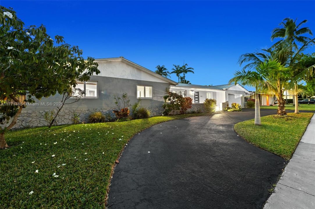 Recently Sold: $1,250,000 (3 beds, 2 baths, 2101 Square Feet)