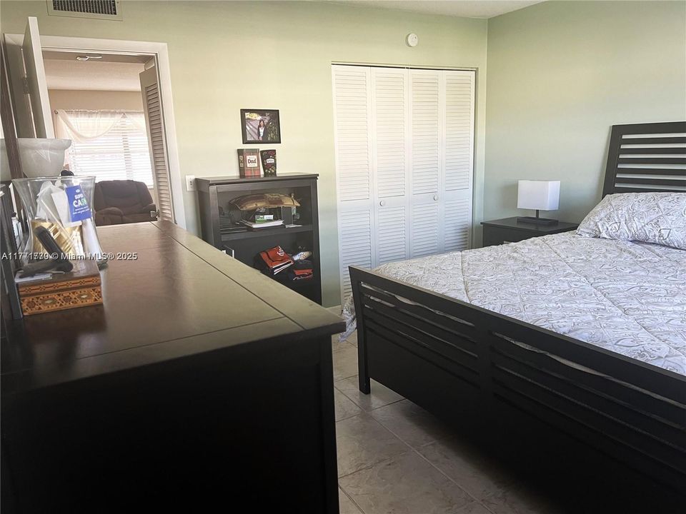 For Sale: $128,000 (1 beds, 1 baths, 720 Square Feet)