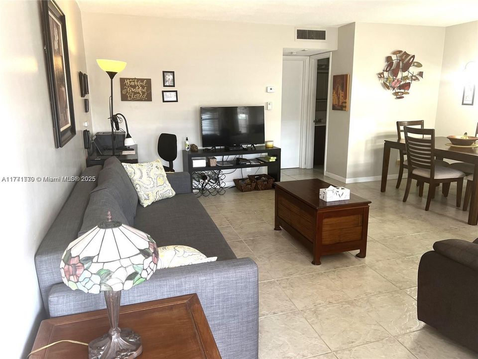 For Sale: $128,000 (1 beds, 1 baths, 720 Square Feet)
