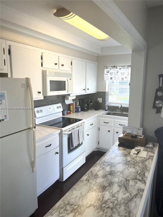 For Sale: $128,000 (1 beds, 1 baths, 720 Square Feet)