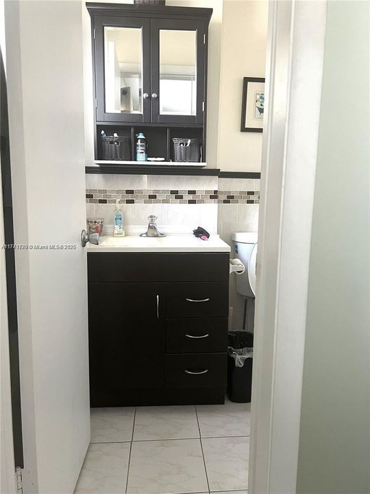 For Sale: $128,000 (1 beds, 1 baths, 720 Square Feet)