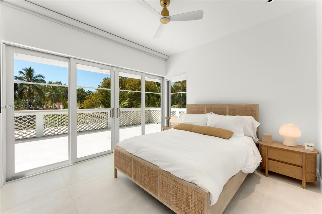 Под контрактом: $3,750,000 (4 спален, 4 ванн, 3741 Квадратных фут)