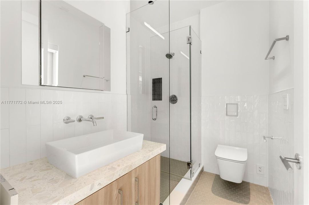 Под контрактом: $3,750,000 (4 спален, 4 ванн, 3741 Квадратных фут)