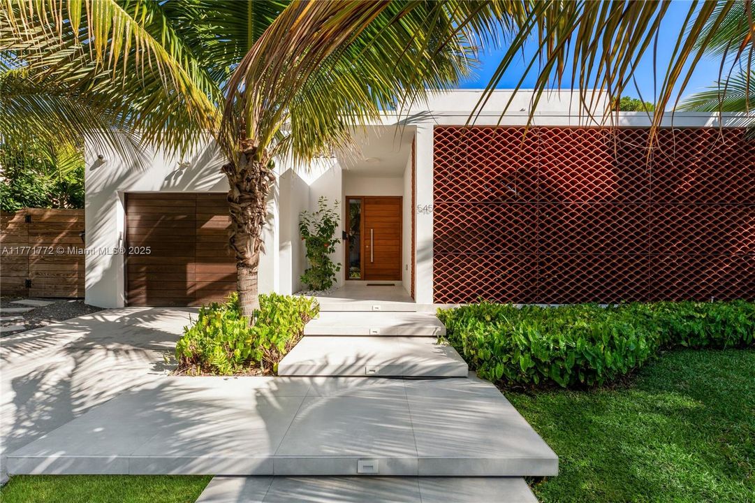 Под контрактом: $3,750,000 (4 спален, 4 ванн, 3741 Квадратных фут)