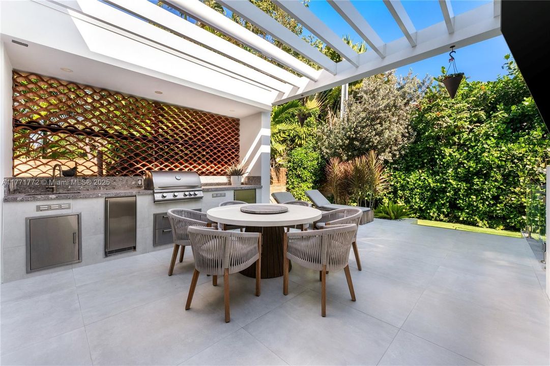 Под контрактом: $3,750,000 (4 спален, 4 ванн, 3741 Квадратных фут)