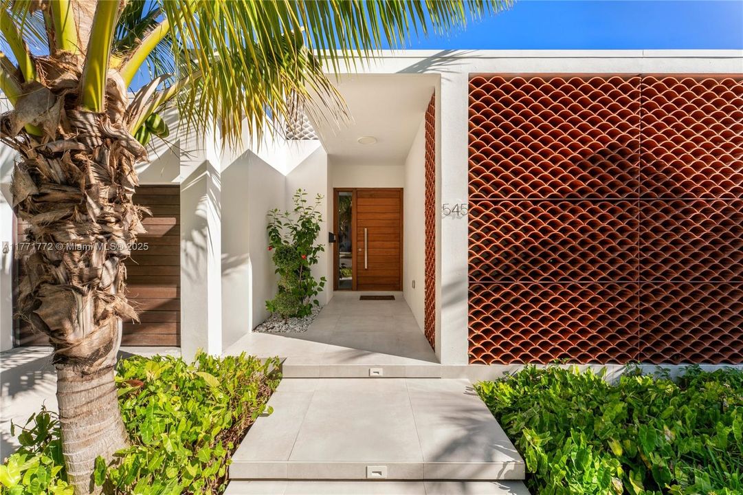 Под контрактом: $3,750,000 (4 спален, 4 ванн, 3741 Квадратных фут)