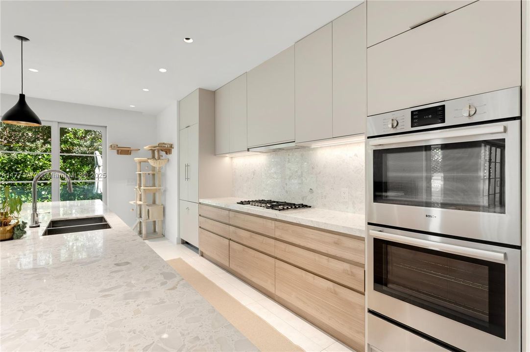 Под контрактом: $3,750,000 (4 спален, 4 ванн, 3741 Квадратных фут)