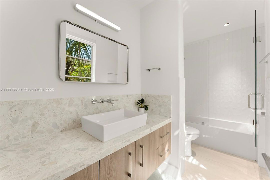 Под контрактом: $3,750,000 (4 спален, 4 ванн, 3741 Квадратных фут)