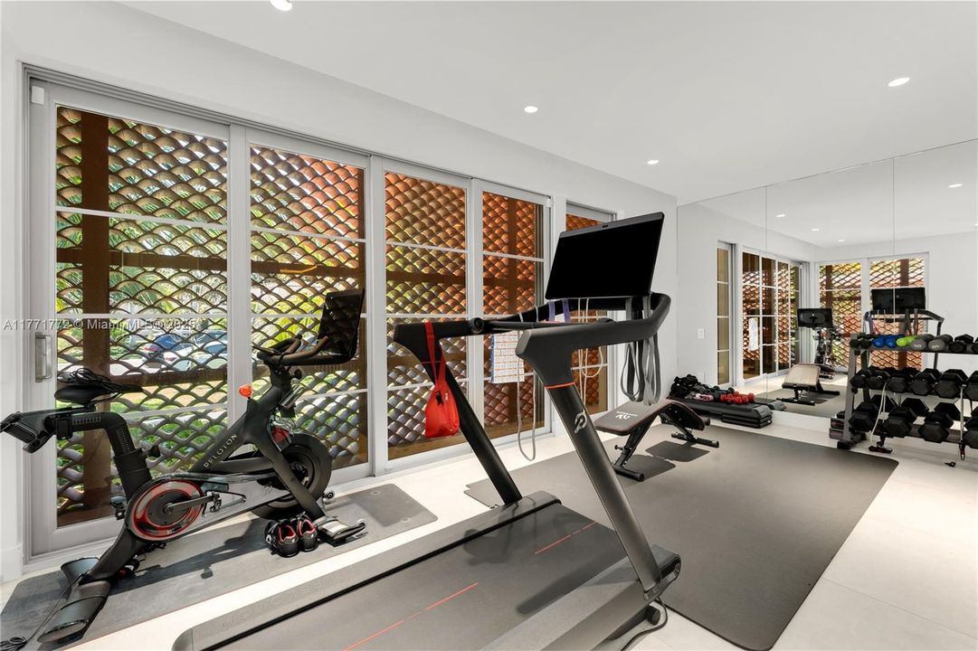 Под контрактом: $3,750,000 (4 спален, 4 ванн, 3741 Квадратных фут)