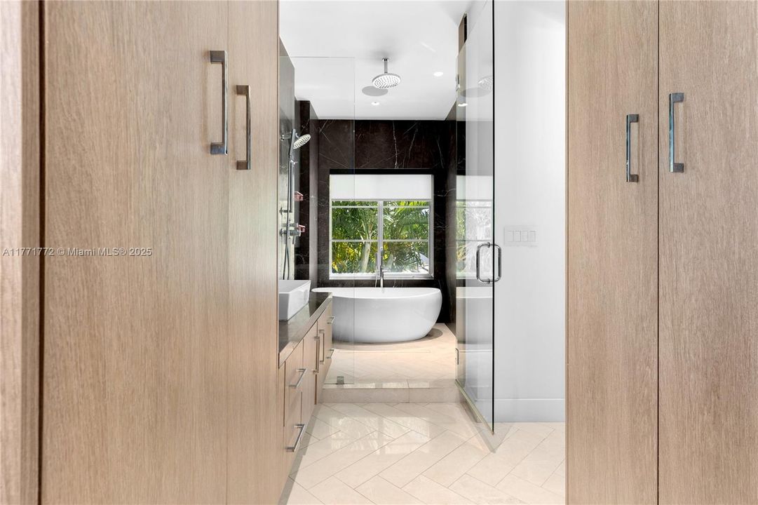 Под контрактом: $3,750,000 (4 спален, 4 ванн, 3741 Квадратных фут)