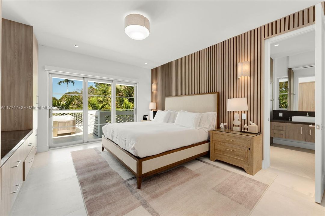 Под контрактом: $3,750,000 (4 спален, 4 ванн, 3741 Квадратных фут)