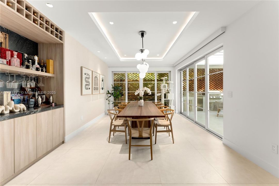 Под контрактом: $3,750,000 (4 спален, 4 ванн, 3741 Квадратных фут)