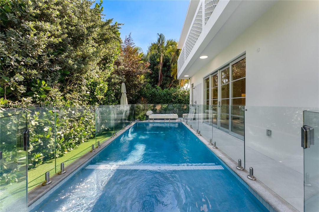 Под контрактом: $3,750,000 (4 спален, 4 ванн, 3741 Квадратных фут)